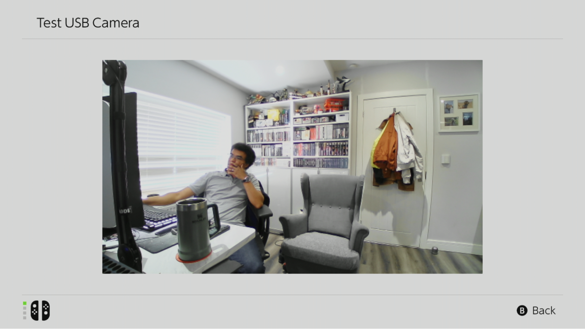 L'auteur assis dans son bureau avec un grand angle fourni par la caméra USB officielle Nintendo Switch 2.