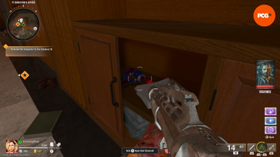 Casque Mr. Peeks dans la bibliothèque du Bureau du Directeur